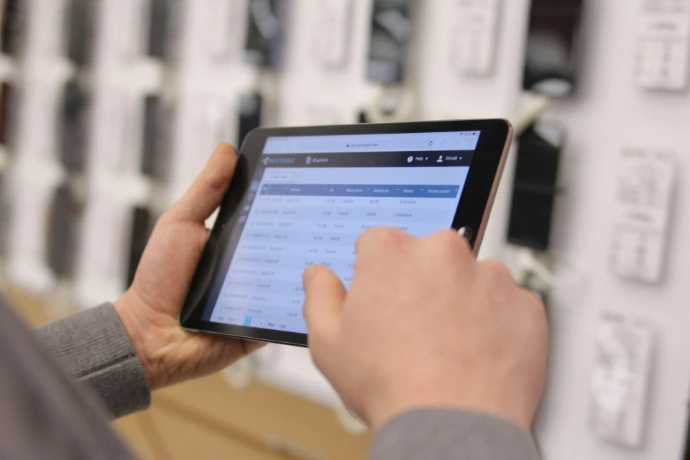 Persoon met een tablet bij voorraadbeheer in een magazijn