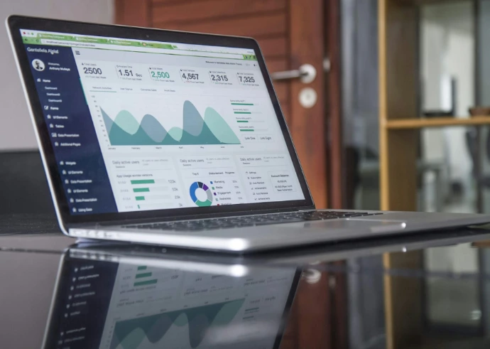 Laptop met dashboard voor het opvolgen van prestaties